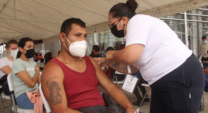 Arranca la aplicación de refuerzo contra COVID-19 a personas de 30 a 39 años en Michoacán