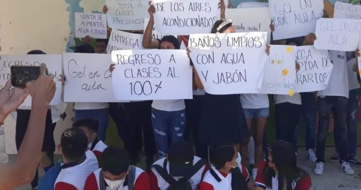 Protestan alumnos y profesores contra director de preparatoria de Atoyac