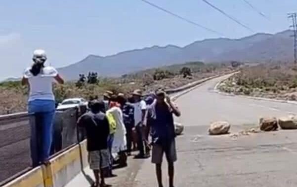 Bloquean campesinos nuevo libramiento en Coyuca de Benítez