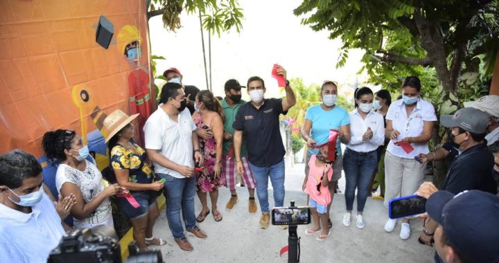Alcalde Jorge Sánchez Allec entrega andador en parte alta de la colonia Benito Juárez