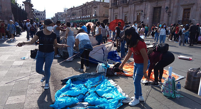 Normalistas instalan plantón en el centro de Morelia en rechazo al Ceneval para entrar a normales