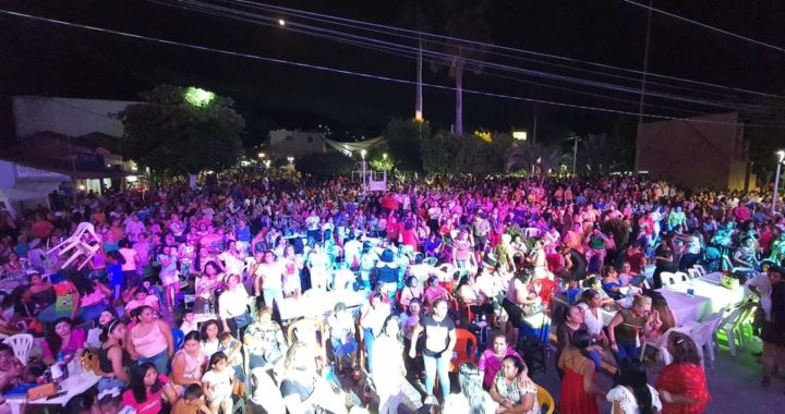 Reconoce gobierno municipal de Tecpan las madres en su día