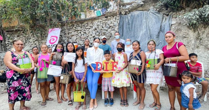 Presidenta del DIF Zihuatanejo, Lizette Tapia Castro, clausura Cursos en Tu Colonia