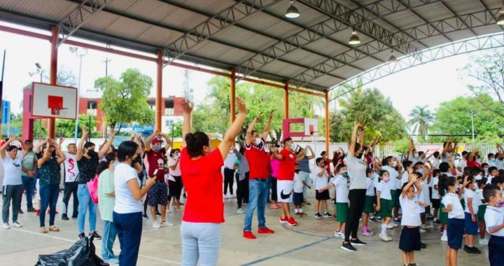 Maestros y Alumnos Exhiben Habilidades Pedagógicas en Educación Física