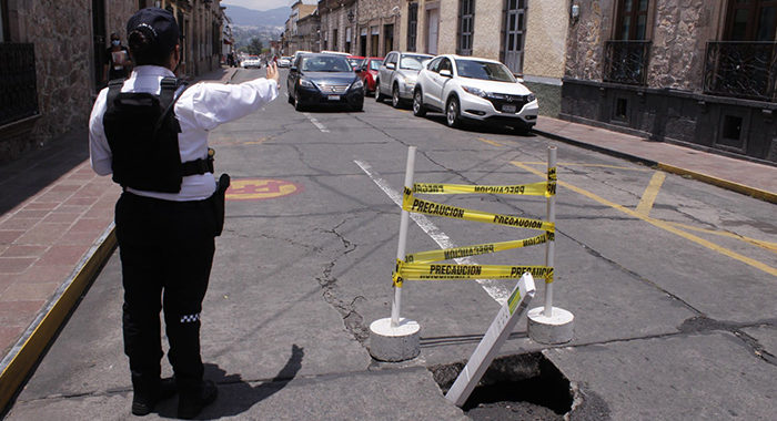 Se abre otro agujero en calles de Morelia, ahora en el centro, cerca de la Madero