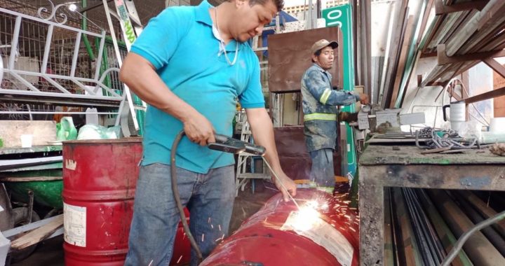 Gobierno de Zihuatanejo continúa con la colocación de contenedores de basura