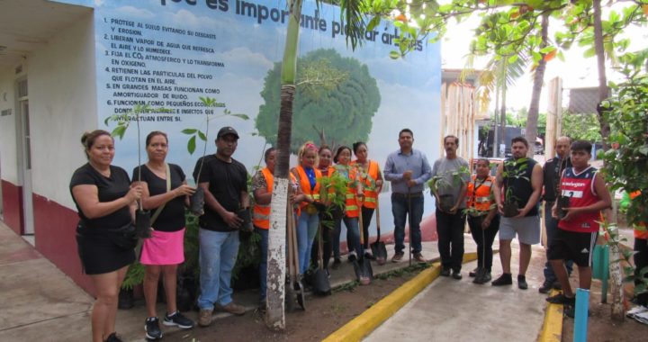 Reforestan Parque “Jesús Romero Flores”