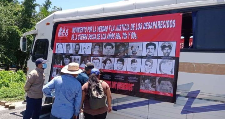 víctimas de la guerra sucia bloquean carretera en Atoyac