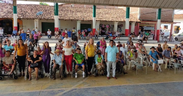 Gobierno de La Unión y Beneficencia Pública entregan aparatos funcionales