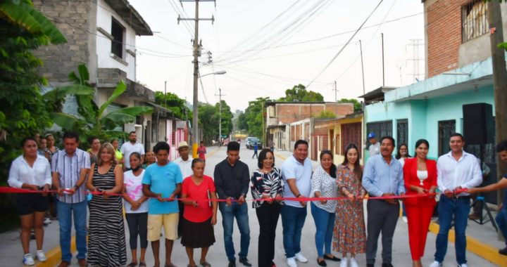 Itzé Camacho; Inaugura Dos Pavimentaciones en Las Guacamayas