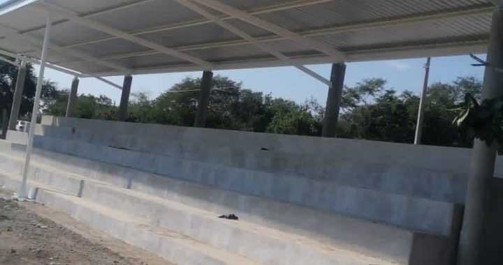 Alcalde Crescencio Reyes, apoyo con la construcción del techado de la cancha de fútbol de Los Llanos
