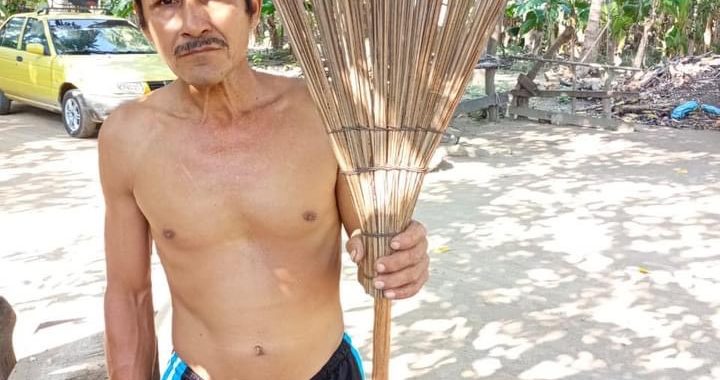 Pide apoyo para seguir elaborando sus escobas de cocotero en el municipio de Tecpan