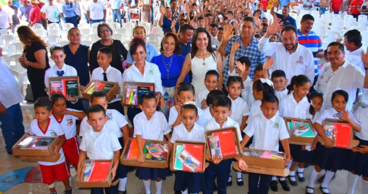 Acompaña Itzé Camacho a Entrega de Materiales Educativos en Chucutitan