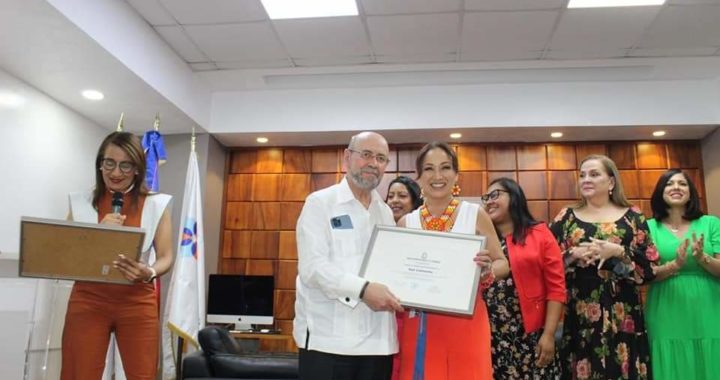 Condecoran a Itzé Camacho con la Medalla el Sol de Perú