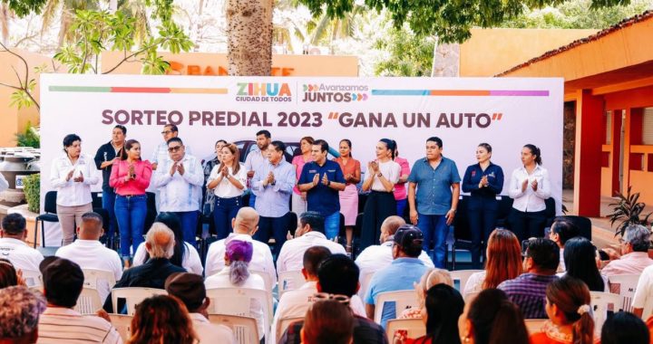 Presidente Jorge Sánchez Allec entrega resultado de rifa de automóvil entre contribuyentes del predial.