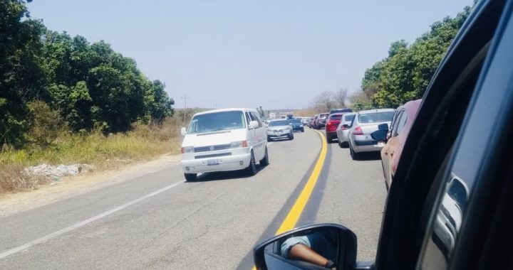 Tráfico vehicular paralizado en carretera Zihuatanejo-La Unión-Lázaro Cárdenas debido al éxodo de turistas tras finalizar la Semana Santa