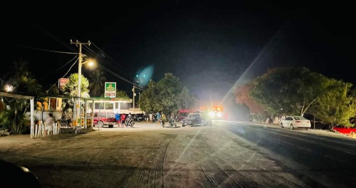 Trailer arrolla a un automóvil sobre la carretera Acapulco-Zihuatanejo a la altura de Papanoa; reportan varios heridos