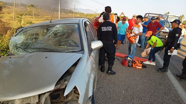 Aparatoso choque entre Tecpan y San Jerónimo; cinco personas resultan heridas