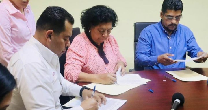 Gobierno municipal de La Unión recibe ambulancia donada por la Beneficencia Pública