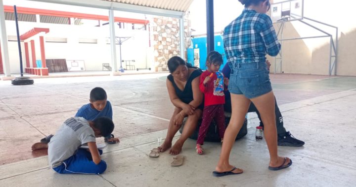 Continúan llegando familias desplazadas de la sierra a la Costa Grande de Guerrero