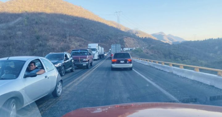 Se congestiona el tráfico en accesos carreteros hacia playas de Ixtapa, La Unión y Lázaro Cárdenas