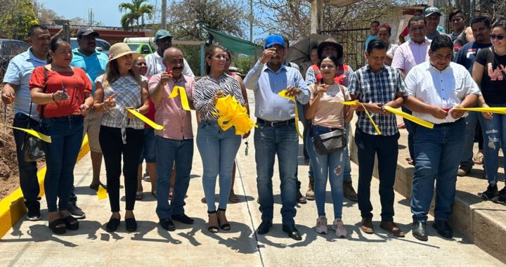 Alcalde Crescencio Reyes entrega otra pavimentación en la cabecera municipal