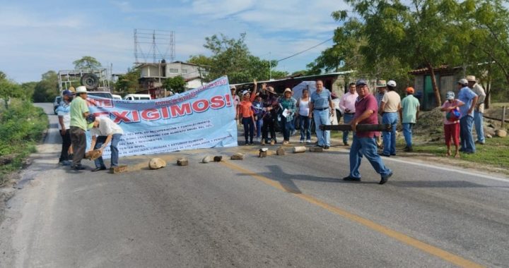Doble bloqueo carretero en la Acapulco-Zihuatanejo en Guerrero causa molestia y enojo