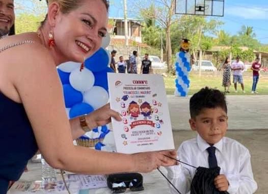 Presidenta del DIF Rebeca Núñez acude a clausuras escolares