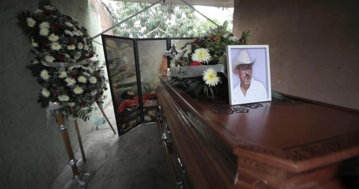 Habitantes del poblado de La Ruana, en el estado de Michoacán, amagaron con el resurgimiento de los civiles grupos de autodefensa, tras el asesinato de su fundador Hipólito Mora y tres de sus escoltas el jueves.