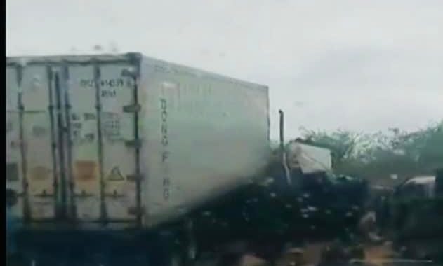 Chocan de frente dos trailers y sigue aumentando los accidentes en la autopista Siglo XXI