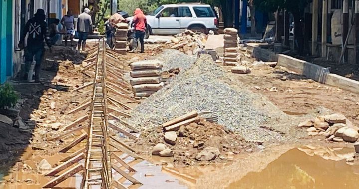 Avanza construcción de vialidades principales en la cabecera municipal de La Unión