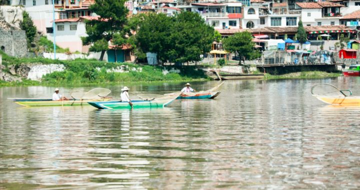 ADVIERTEN RIESGO DE NAVEGACIÓN EN LAGO DE PÁTZCUARO PARA NOCHE DE MUERTOS