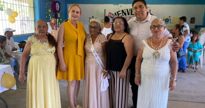 Presidenta del DIF Municipal Rebeca Núñez coronó reina de la tercera edad en Petacalco