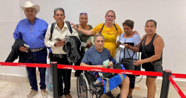 Presidenta del DIF Rebeca Núñez acompañó al Aeropuerto a unionenses que viajaron a EU luego de obtener sus visas