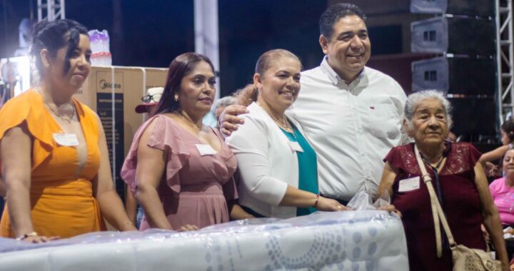 Continúa alcalde José Francisco Suazo con los festejos del Día de las Madres en La Unión; multitudinaria celebración ahora en Petacalco