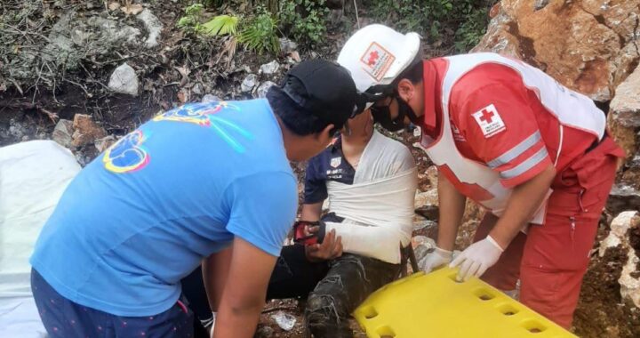 Automóvil vuelca y cae a un barranco de 20 metros; se reportan cinco personas heridas