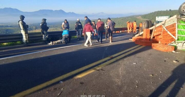 #Aparatosa Volcadura de camión provoca cierre parcial en la autopista Pátzcuaro–Cuitzeo