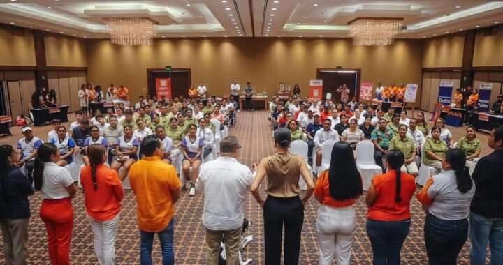 Alcaldesa Lizette Tapia se reune con empleados del hotel Azul Ixtapa e informa sobre “Feria Naranja”