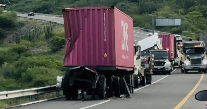 Tráiler se vuelca en la Siglo XXI y provoca cierre parcial por más de nueve horas